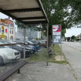 AUTOBUSOVÉ ZASTÁVKY/KOMUNITNÉ CENTRUM