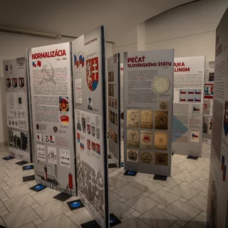 MESTO TOPOĽČANY - SLOVENSKO V ŠTÁTNEJ SYMBOLIKE