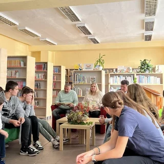 PREDSTAVITELIA VEREJNÉHO ŽIVOTA ČÍTAJÚ DEŤOM