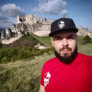 TOPRÁNO - LOVEC HRADOV