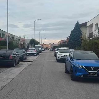 ZÁKAZ PARKOVANIA NA CHODNÍKOCH